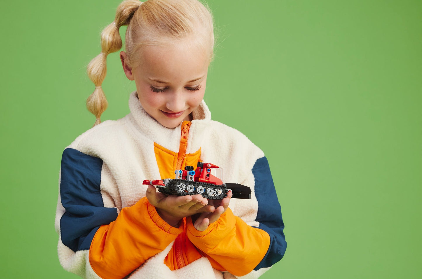 LEGO® Technic Pistenraupe – Winter-Raupenfahrzeug mit realistischer Lenkung & Räumschild - 42148 178 Teile