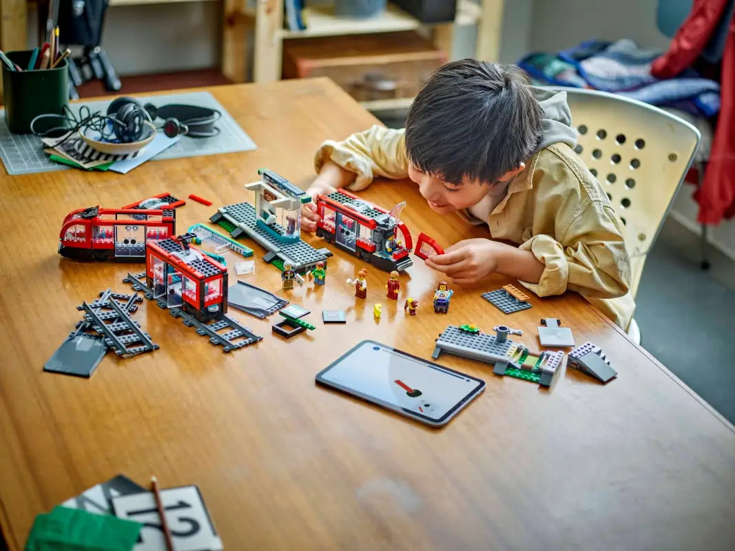 LEGO® City Straßenbahn mit Haltestelle - 60423 NEU! | 811 Teile für endlosen Spielspaß & urbanes Abenteuer