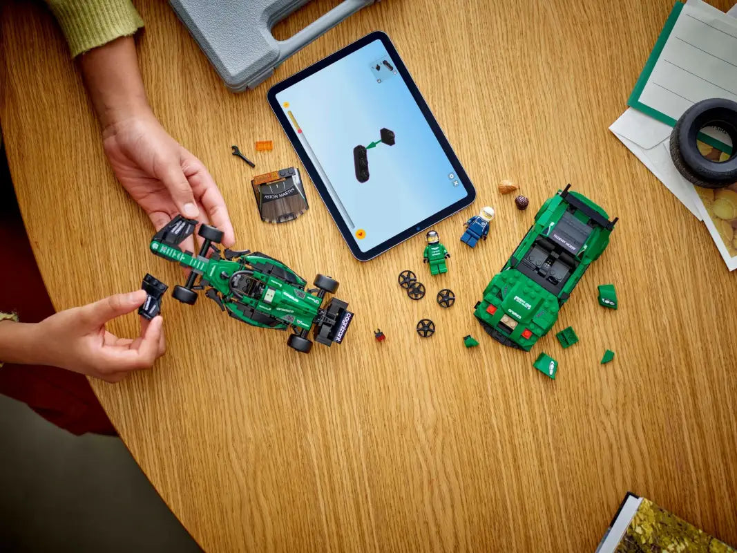 LEGO® Speed Champions: Aston Martin AMR23 & Safety Car – Ultimatives Formel-1-Rennabenteuer mit 2 Rennwagen Minifiguren